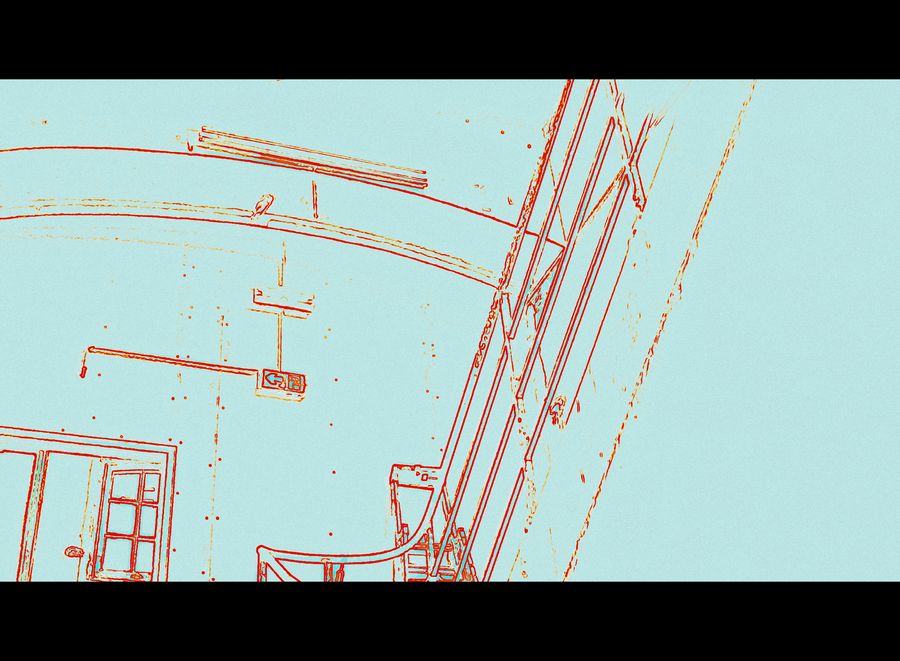 Structure métallique dessinée en orange sur aplat cyan pâle.